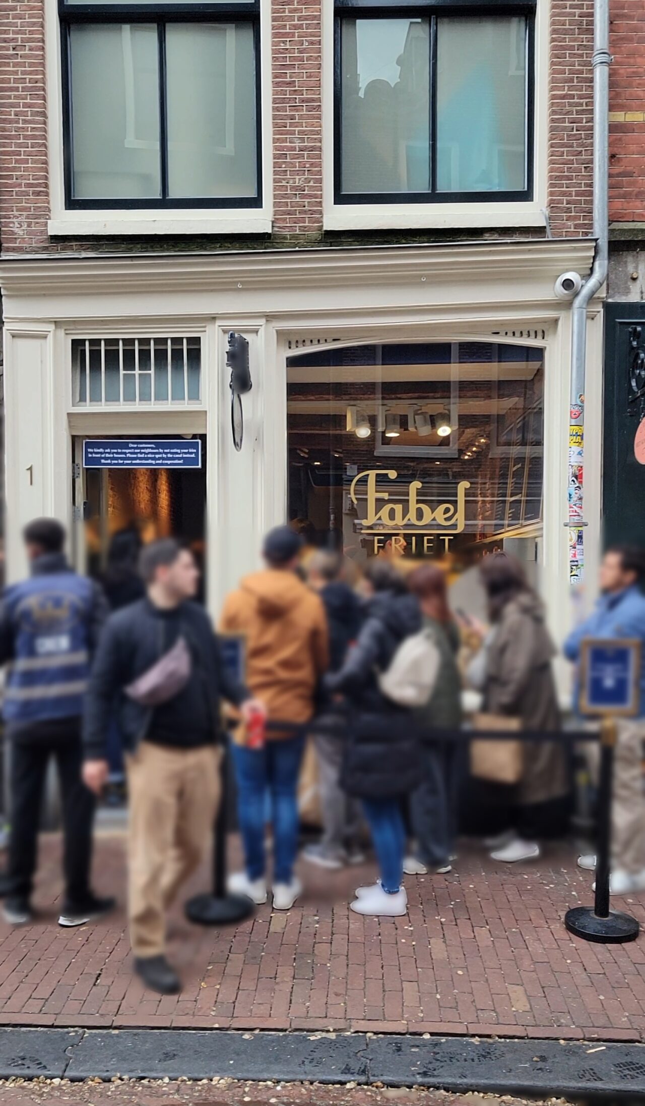 Famous Dutch specialty: popular fries shop/Fabel