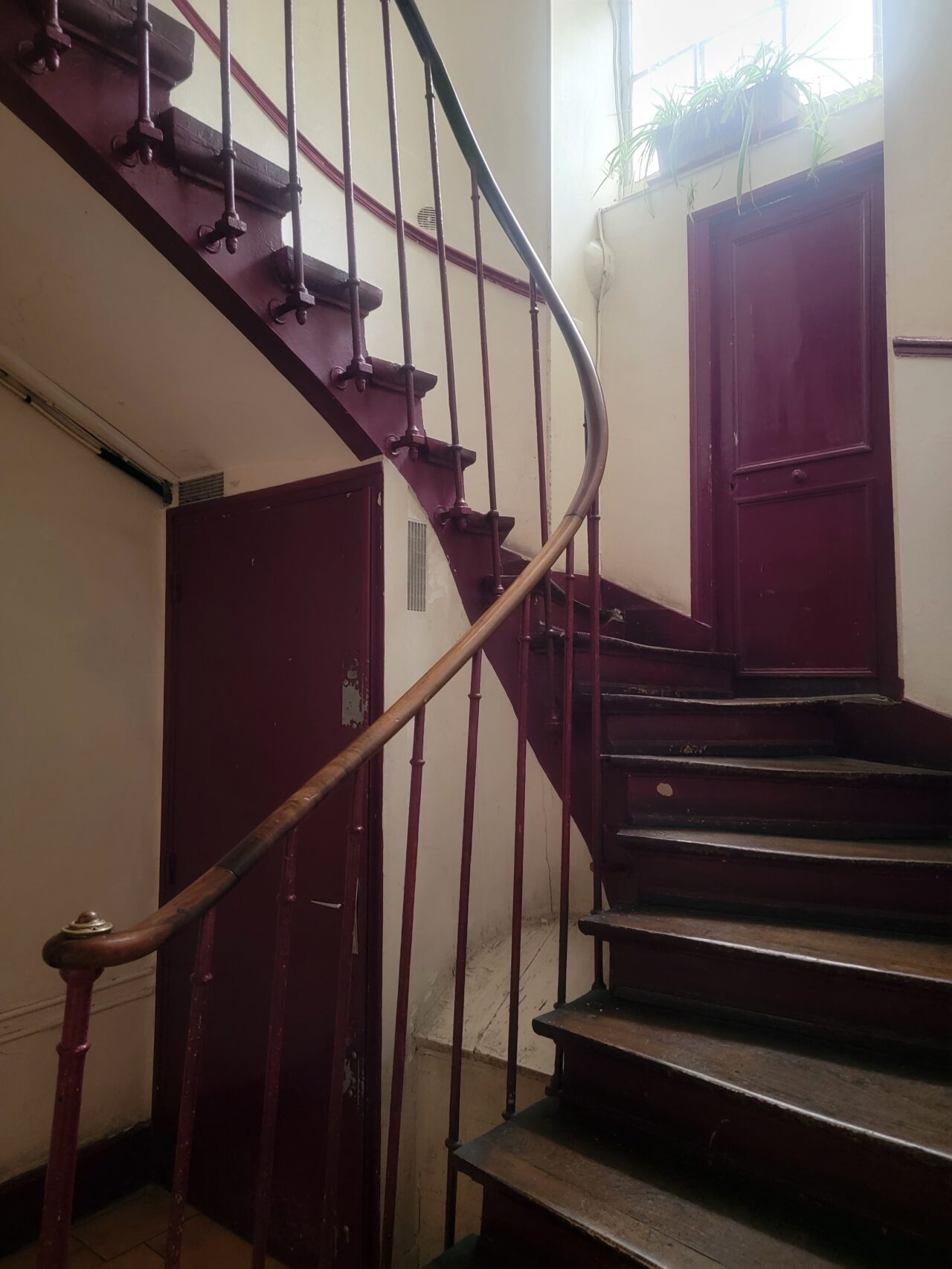 パリ１０区のアパートのらせん階段