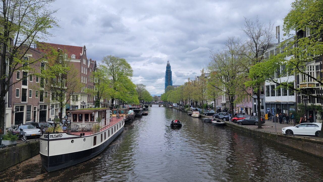 One thing you often see along the canals are houseboats/Amsterdam