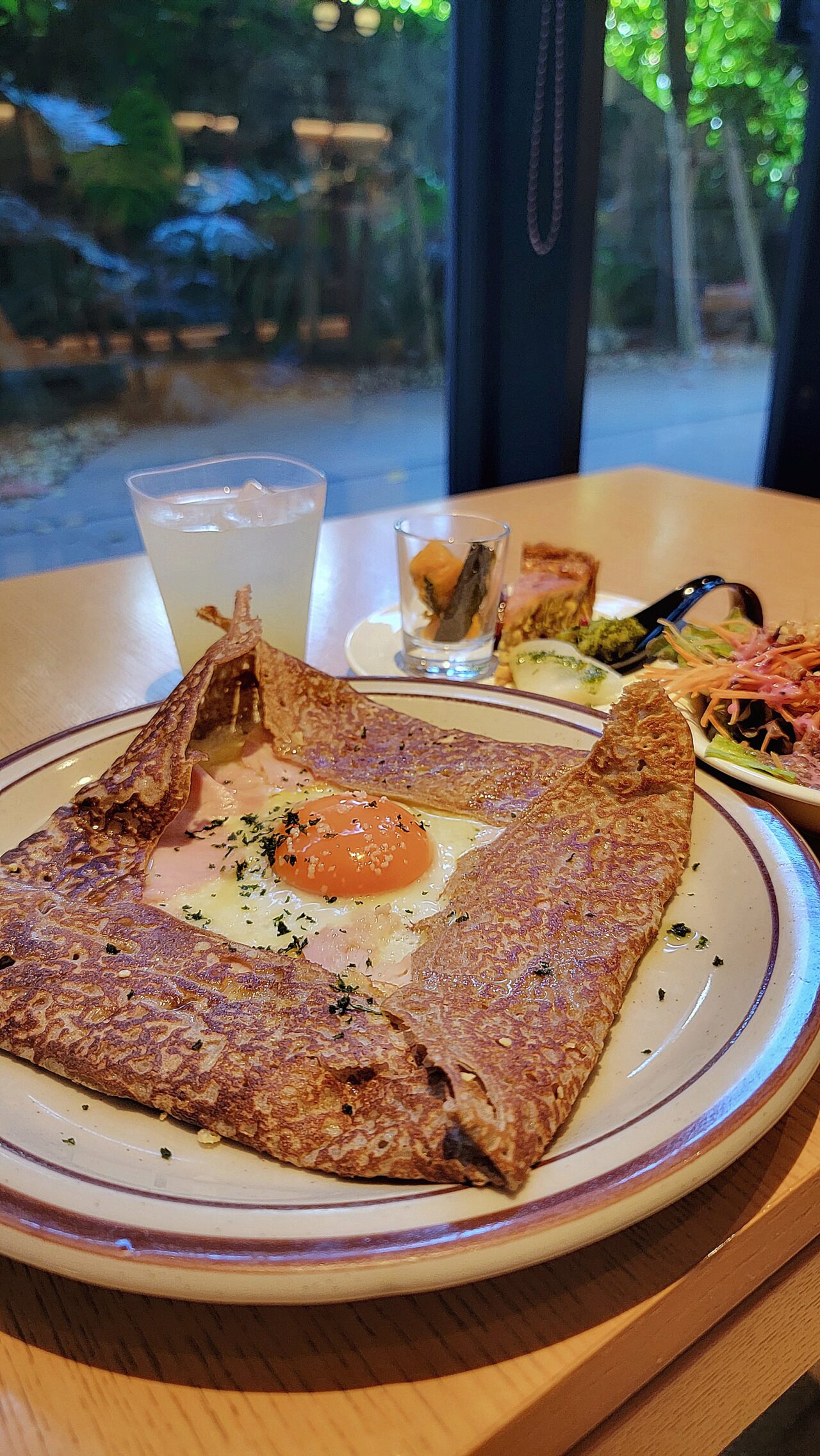 Lunch buffet at CAFE STRATA.