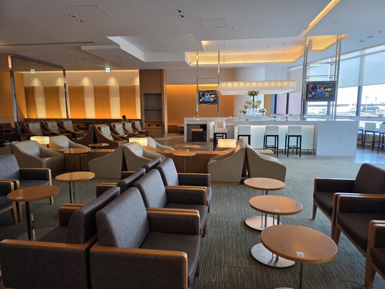 JAL成田国際線サクララウンジ