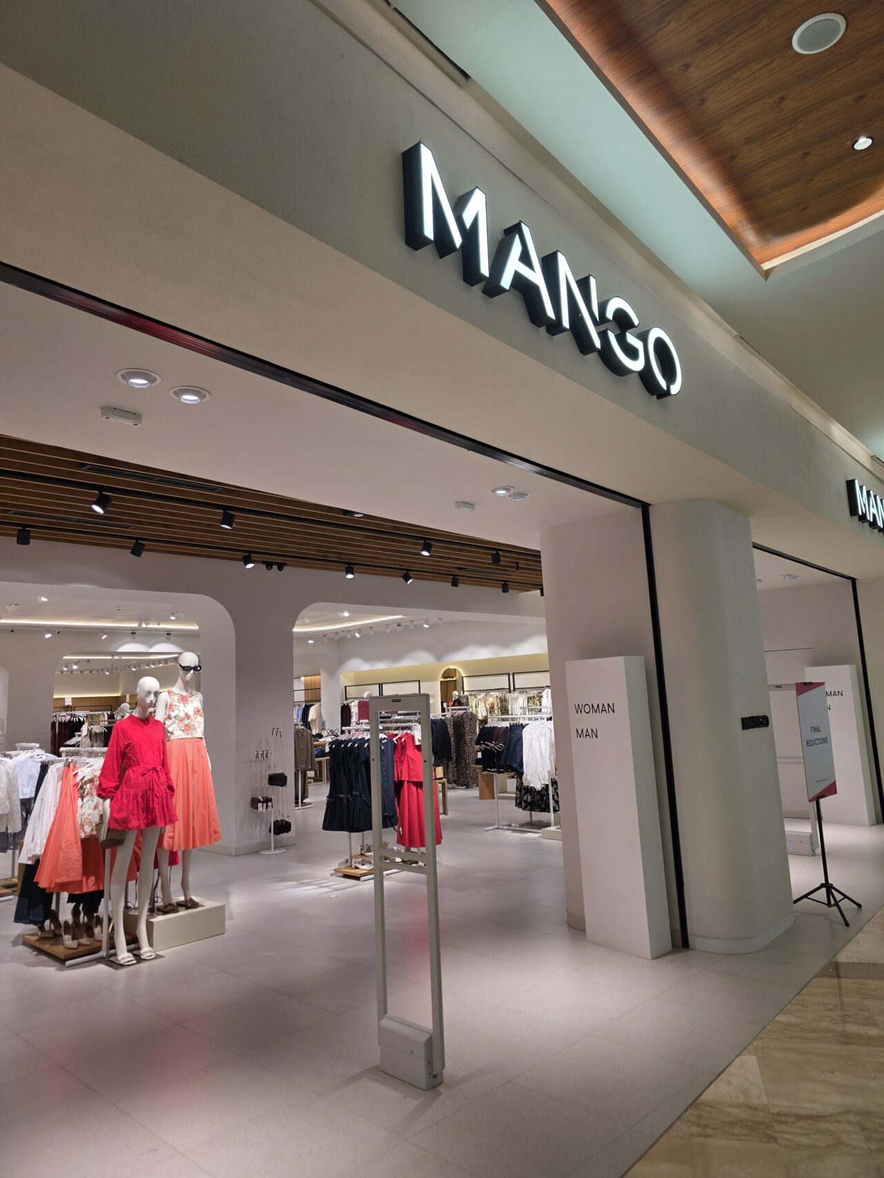 スペインのバルセロナ発の「MANGO」