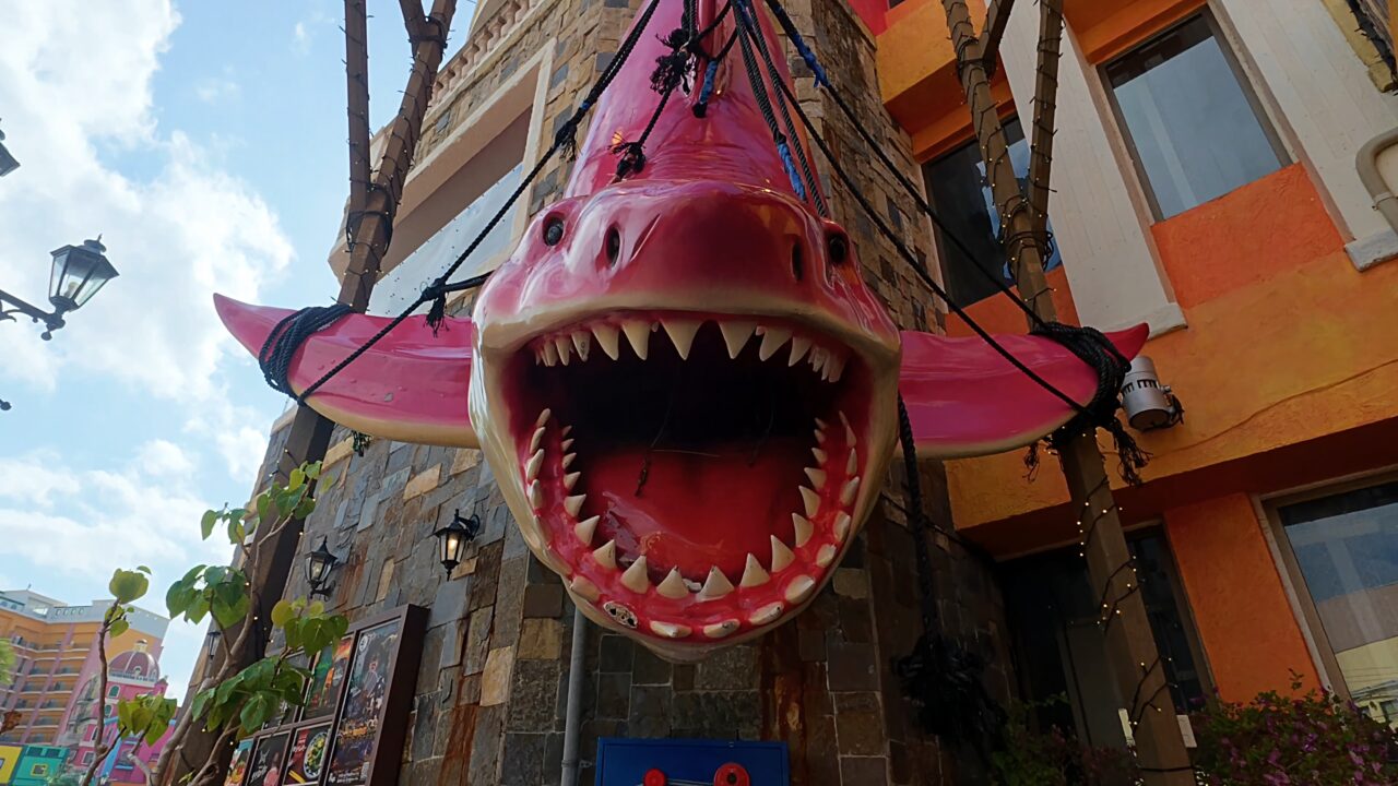 デポセントラル・ピンク色のサメのオブジェ